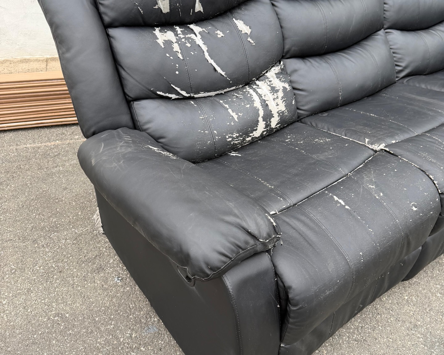 Tan Euro leather recliner back detail